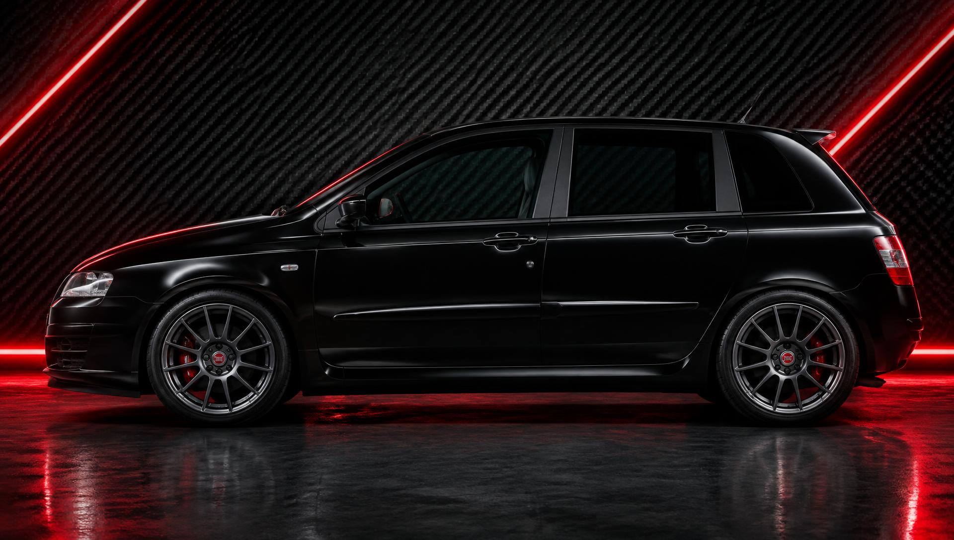 Fiat Stilo preto em fundo de fibra de carbono com luzes vermelhas